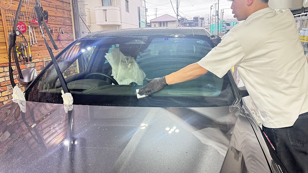 施工前にはガラス表面を整え、SILMINCHARGEを施工していきます。