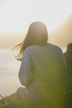 woman wearing gray long-sleeved shirt fa