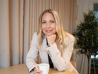 Therese Jatko sitter vid bord med kaffekopp