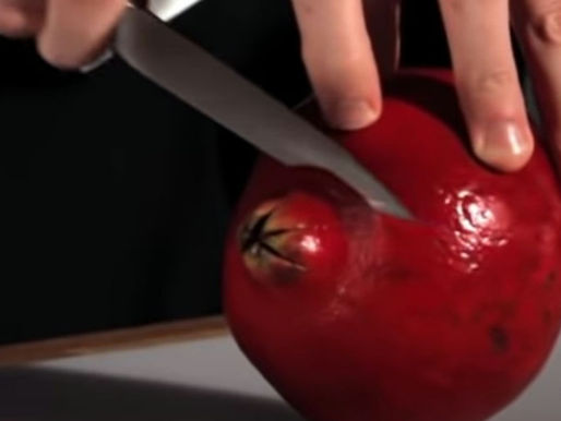 Корисен трик: Како да исчистите калинка без да направите неред во кујната? (ВИДЕО)