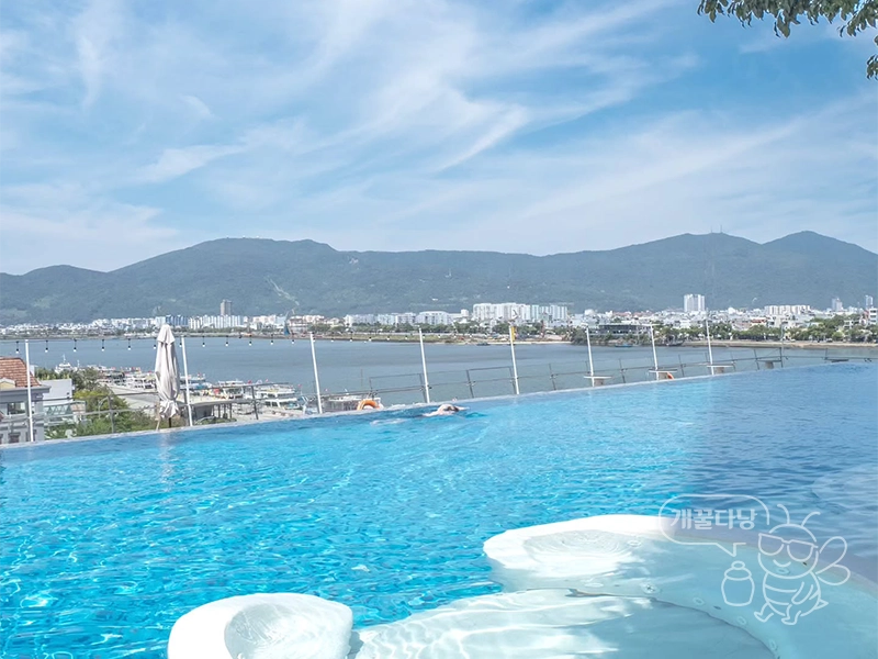 다낭 노보텔 호텔 야외 수영장 2