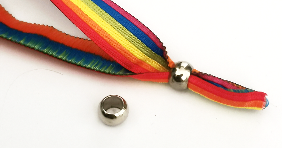 Miniaturbild: Regenbogenfarbenes Armband mit Knopf für Pride