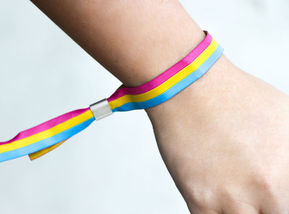 Pansexuell Flagge Armband getragen am Handgelenk