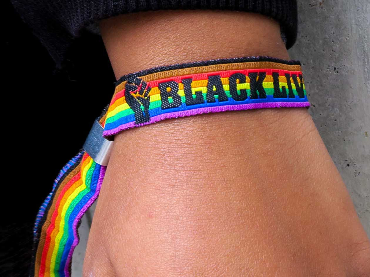 Black lives matter Pride Armband getragen an einer Hand