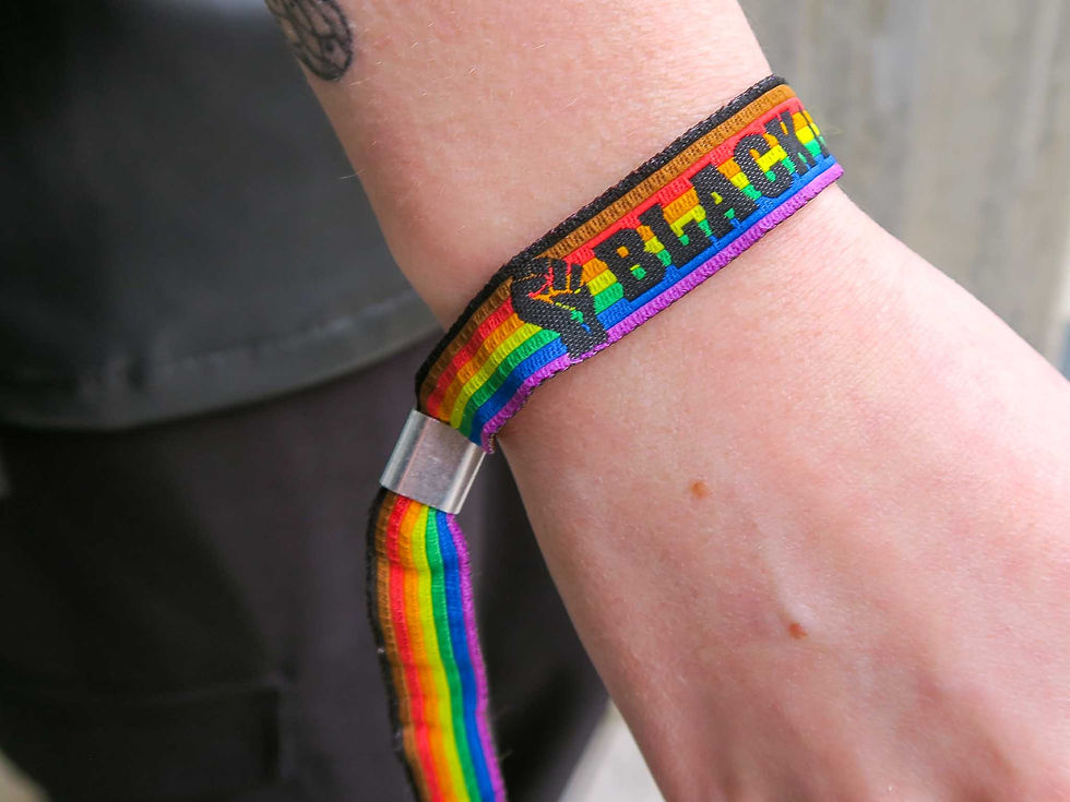 Thumbnail: Black lives matter Pride Armband getragen an einer Hand