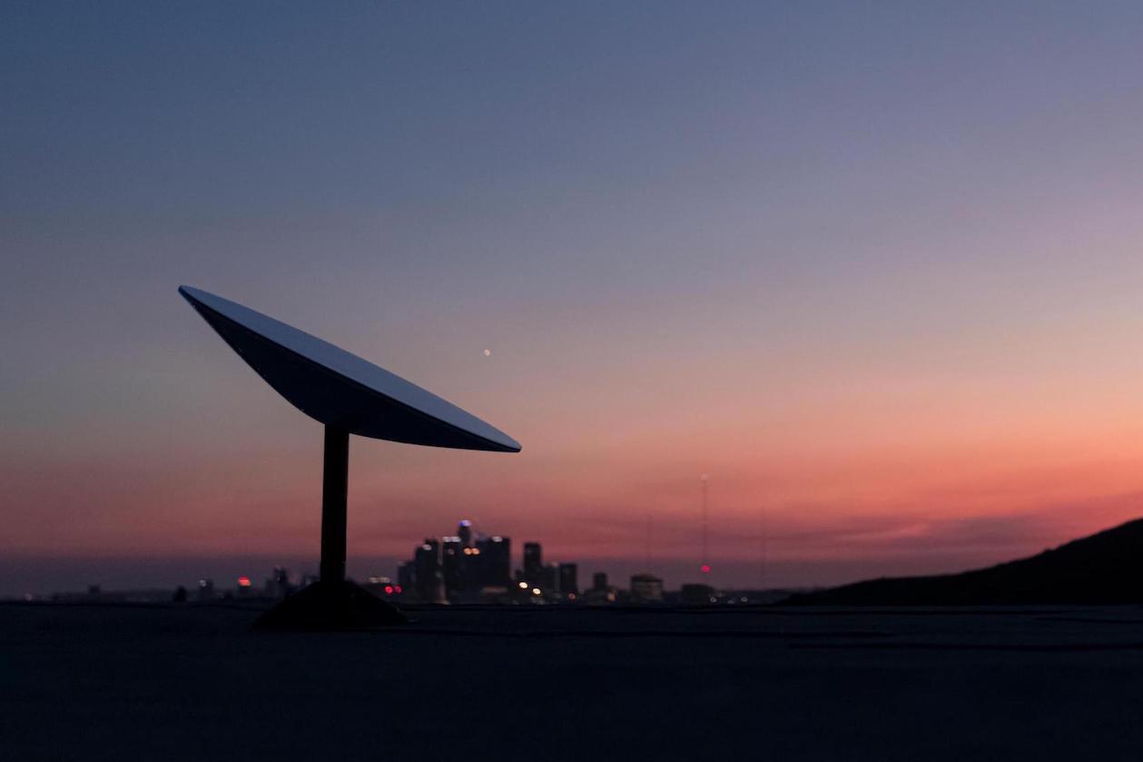 Antena Starlink al atardecer