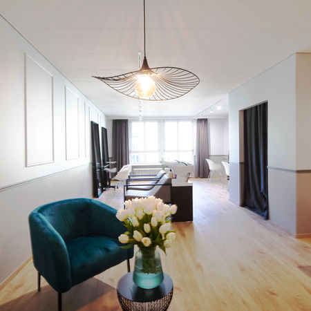 Sitzecke Coiffeursalon Bern mit Pendelleuchte
Beschreibung: Sitzecke im Wartebereich des Coiffeur Studios mit petrolfarbenen Sesseln und Beistelltisch. Umbauprojekt von Aeschbacher DESIGN in Bern