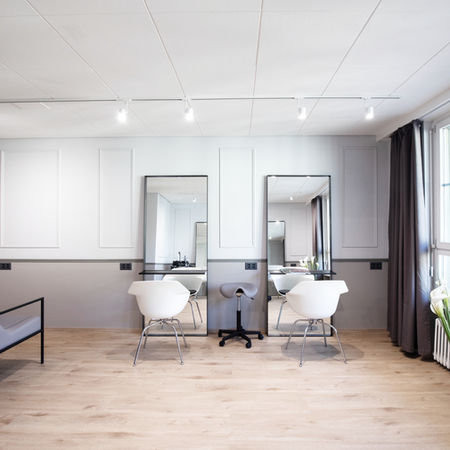 Frisierplätze Coiffeursalon Bern mit Spiegeln und Stühlen
Beschreibung: Reihe von Frisierplätzen mit Spiegeln und schwarzen Stühlen im umgebauten Coiffeur Studio. Umbauprojekt von Aeschbacher DESIGN in Bern.