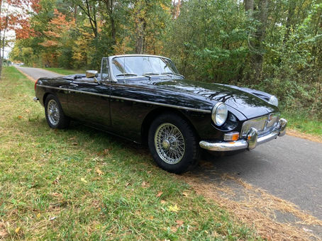 Deze MGB uit 1974 is een echte black beauty!