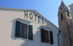 facciata di un hotel
