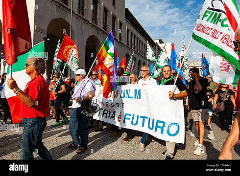trieste-italia-03-settembre-2022-manifestanti-dei-sindacati-italiani-fim-fiom-e-uilm-con-b