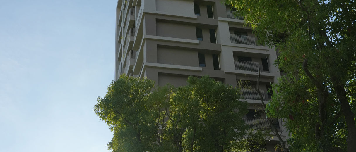 2025年6月9日下午6點37分精銳闊管理室前面人行道往西邊拍攝精銳闊A棟。
Photo taken on June 9, 2025, at 6:37 PM from the sidewalk in front of the Jinray Kuo management office, looking west towards Jinray Kuo Building A.
2025年6月9日午後6時37分、『精鋭闊』の管理室前の歩道より、西側にある『精鋭闊』A棟に向かって撮影。