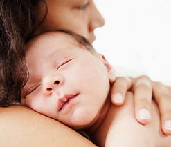 Mère tenant bébé