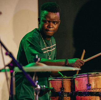 Jean-Baptiste Makon, percussionniste et chanteur, crée des rythmes entraînants qui font vibrer chaque performance.