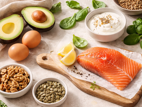 Aliments favorisant la pousse des cheveux : avocat, saumon, oeufs et graines pour cheveux forts et brillants.
