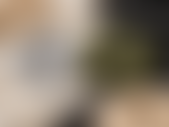 des scrunchies de différentes couleurs posés sur de la soie et du satin