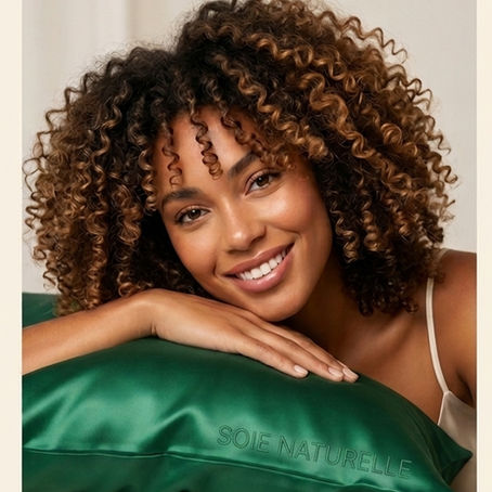 5 idées reçues sur la soie pour les cheveux bouclés… qu'il est temps de démystifier