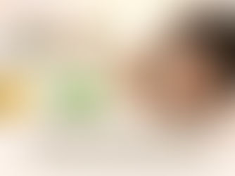 Montage visuel présentant une femme aux cheveux bouclés souriante à côté d'ingrédients naturels : une noix de coco ouverte, du beurre de karité, de l'aloe vera et de l'huile d'argan, sur un fond beige doux. Texte : Les meilleurs ingrédients naturels pour nourrir et définir vos cheveux bouclés par Neria Hair.