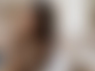 Une femme aux cheveux bouclés mouillés est en train de faire sa routine curly