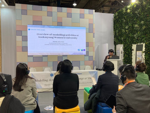 1. COP26 부대행사_유교수님 사진.jpg