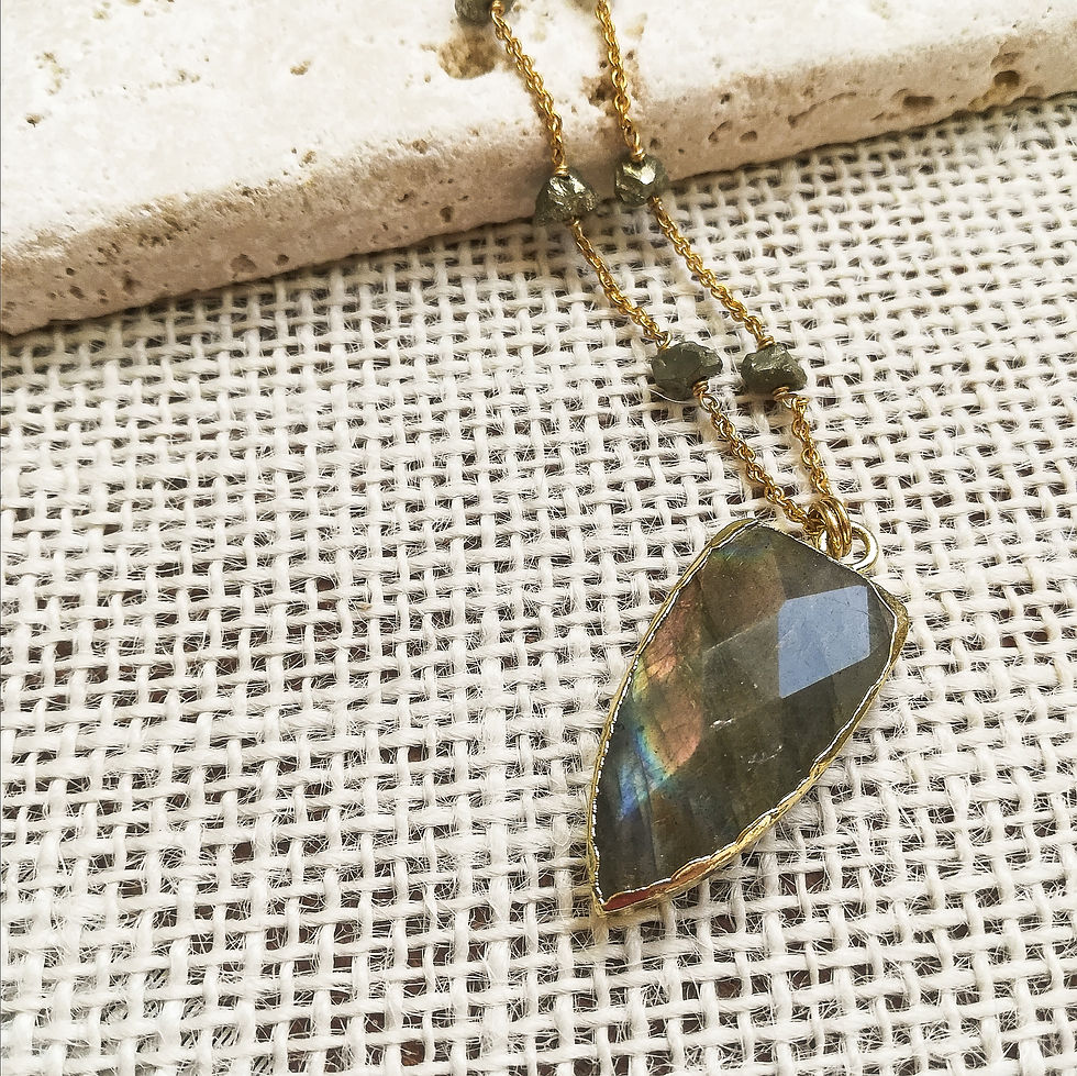 Miniature : Collier sautoir doré et pierres fines pyrite et labradorite