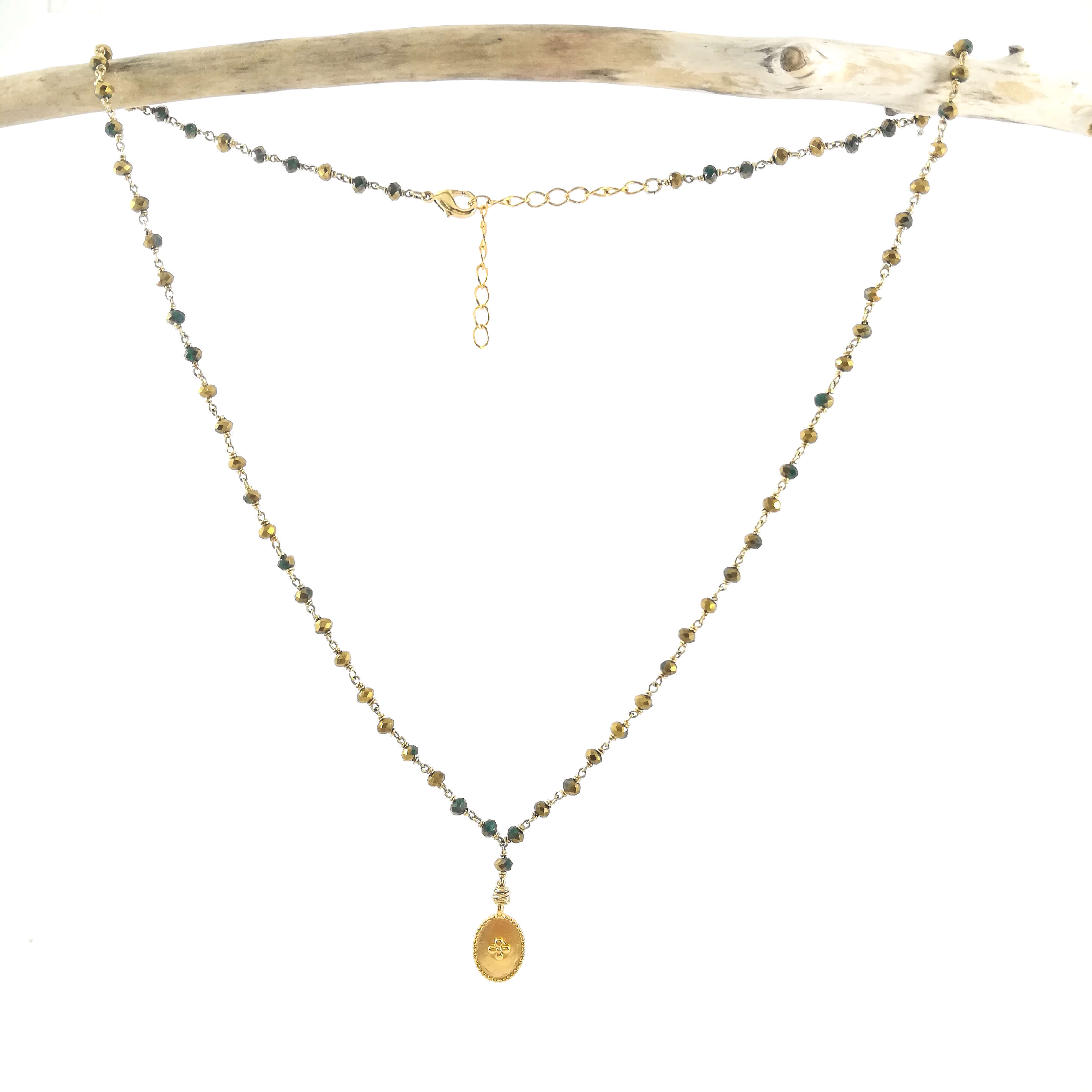 Collier doré en perles colorées et médaille