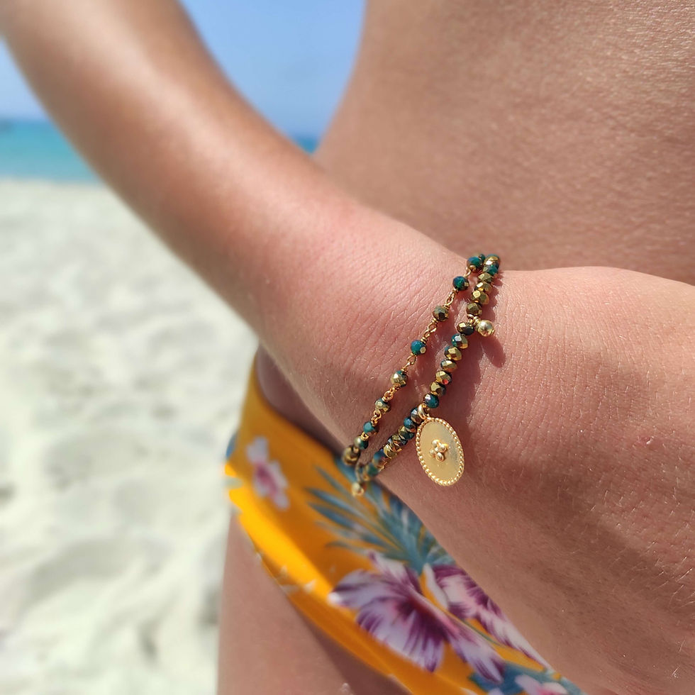 Composition de bracelets assortis de la collection Santa de FYK.