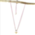 Collier double rang chaîne dorée et cordon rouge.