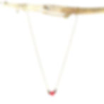 Collier chaîne doré femme et composition de perles rouges.