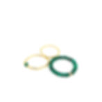 Lot de trois bagues en chaînes dorées et perles de malachite.