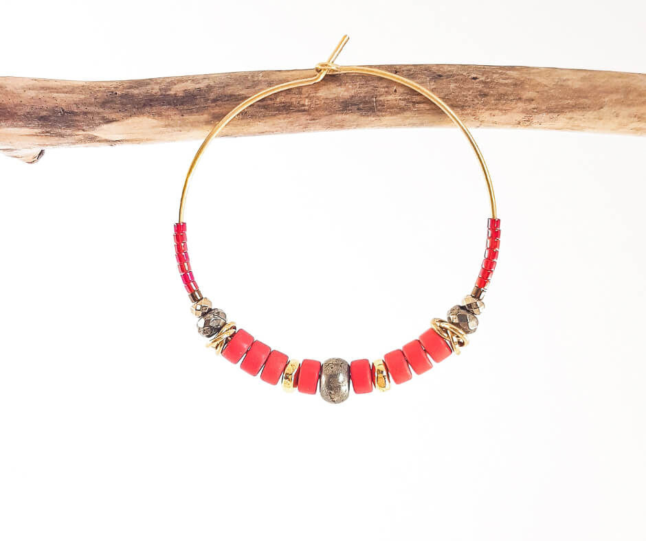 Boucles créoles femme plaqué or pierres naturelles rouges.