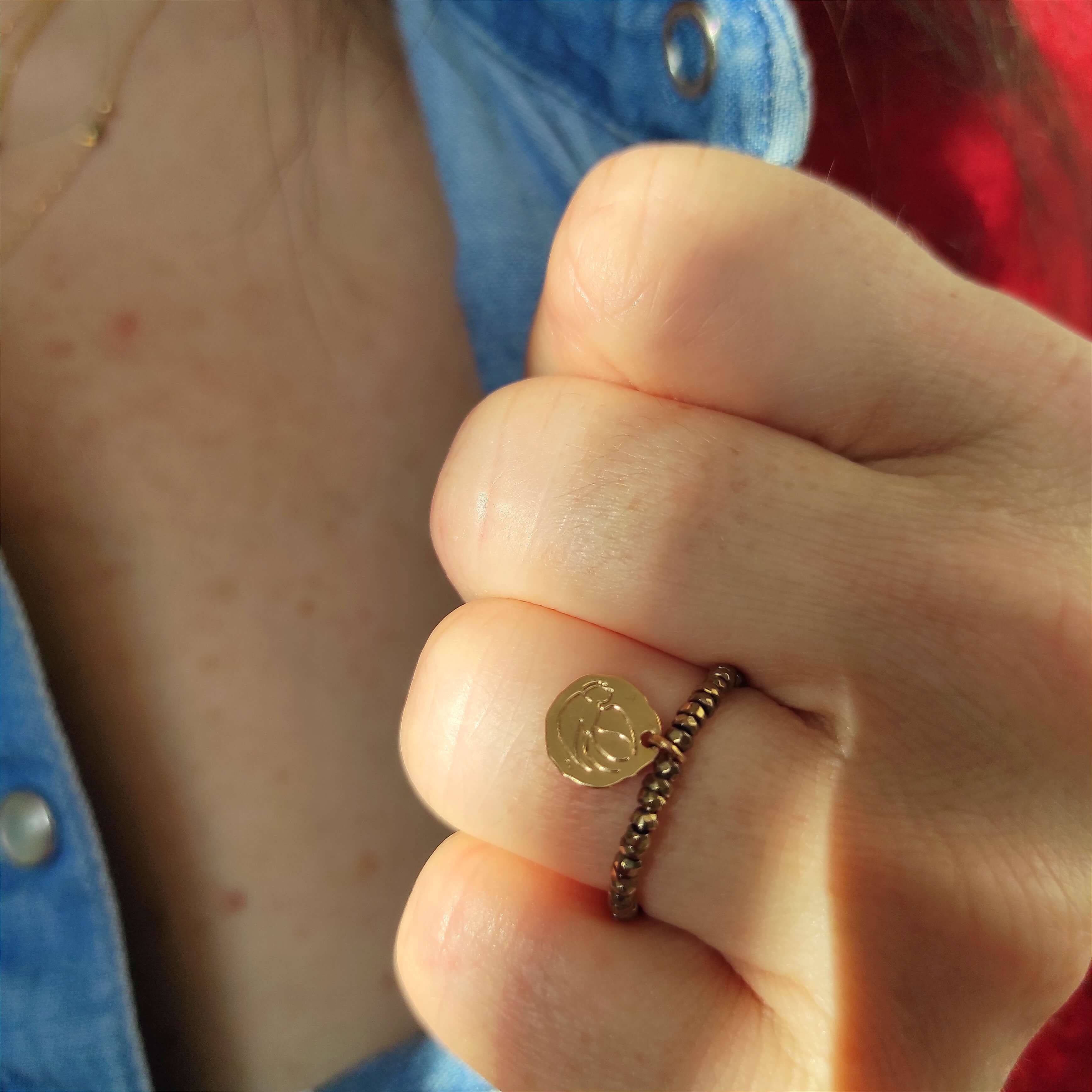 Bague femme plaqué or et et pierre d'hématite avec médaille