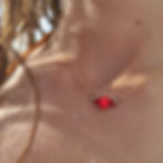 Collier fin femme chaîne dorée et perles rouges .