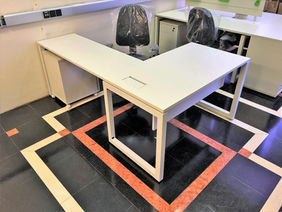 Escritório moderno com mesa em forma de L com cadeiras e Projeto Mobi.