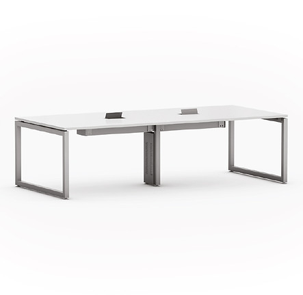 Mesa de trabalho moderna com design minimalista em escritório branco. Projeto Mobi