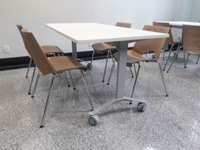 Mesa retangular branca com cadeiras e rodinhas, Projeto Mobi em sala.