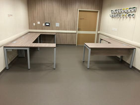 Escritórios vazios com mesas e portas, Projeto Mobi, num fundo claro.