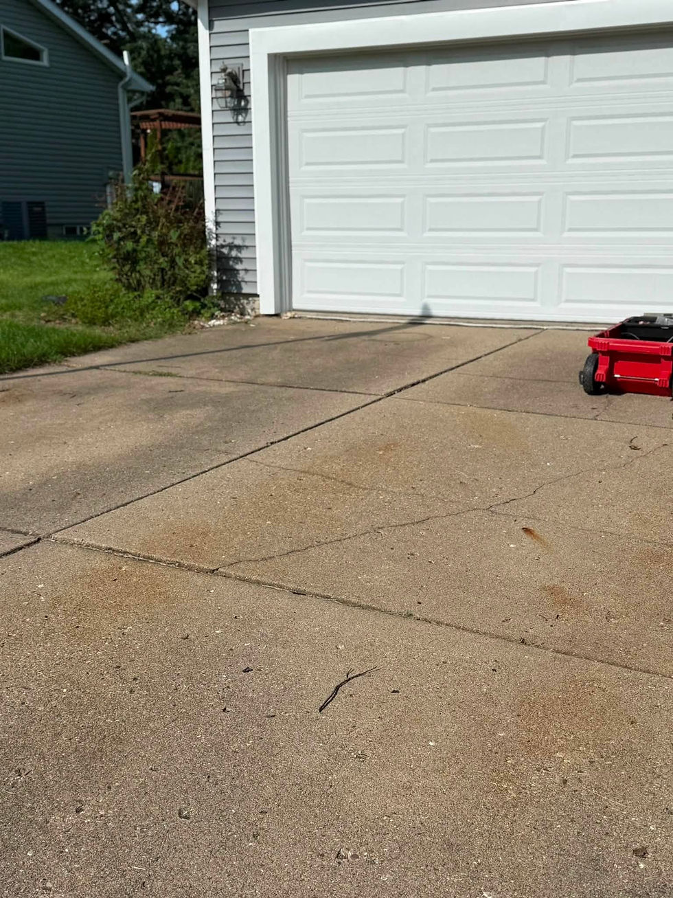 bloomington il cracked concrete driveway.jpg