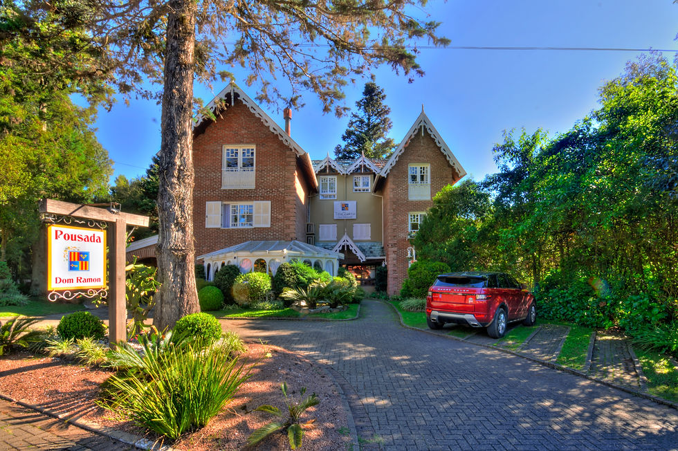 Vista panorâmica do castelo com jardins ao redor