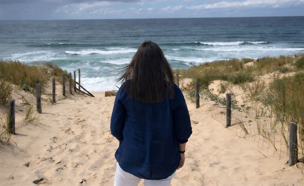 Femme prĂšs de la mer