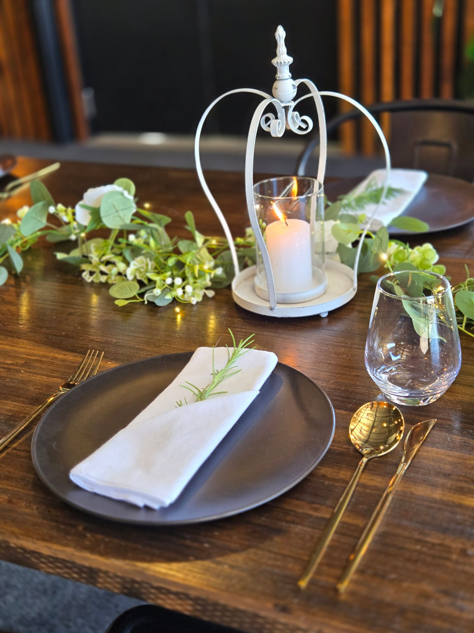 Elegant table setting: crown candle holder, greenery, place setting