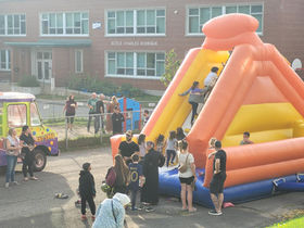 Groupe de personnes, familles, à côté d'un jeu gonflable, camion de crème glacée
