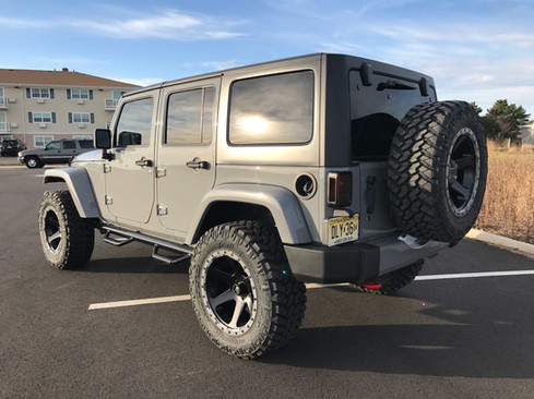 Jeep JK - 2" Mopar Lift w/ 35" Tires