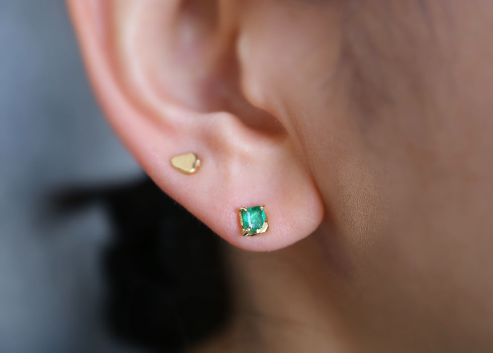 Thumbnail: Emerald  K18 Pierced Earring 　(24P-31)