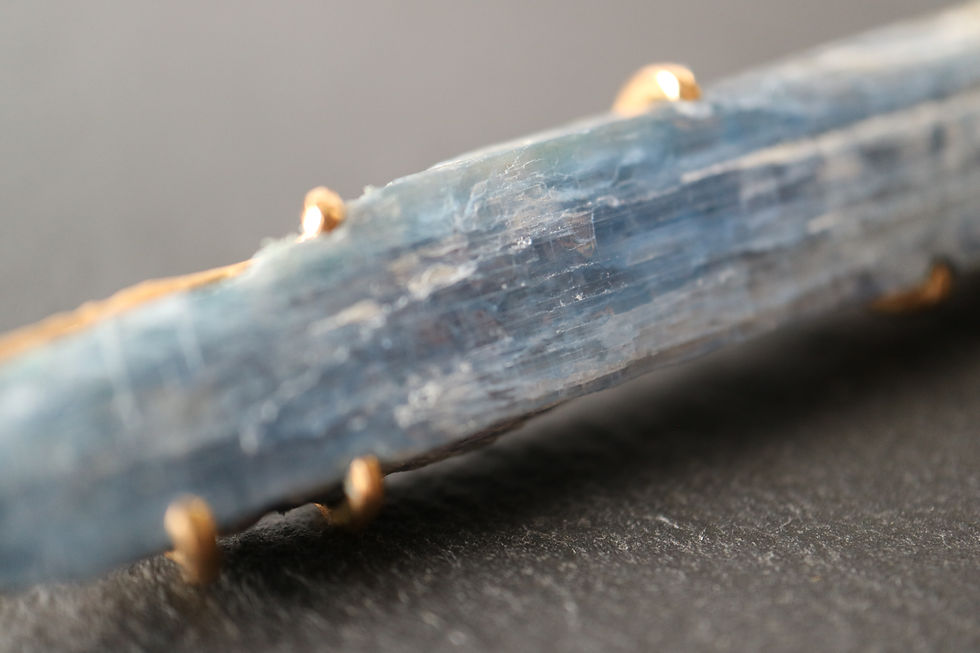 サムネイル： Rough kyanite brooch  -A-  (25BR-1)