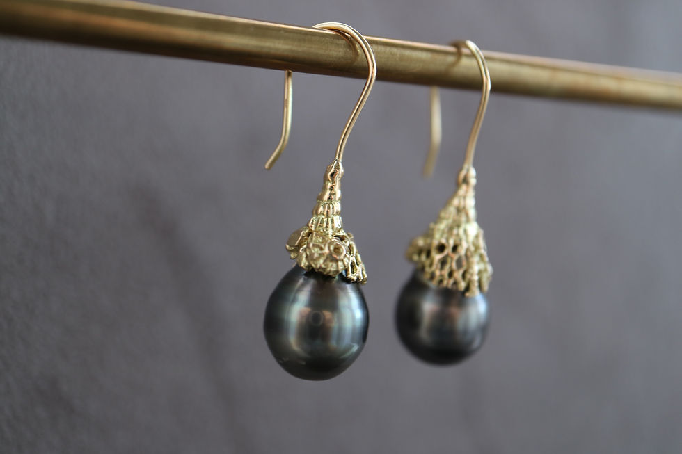 Thumbnail: Drop Tahiti Pearl K18 Pierced Earrings (24P-03)