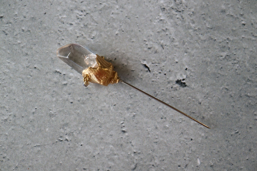 Thumbnail: Quartz pin brooch with Labradorite