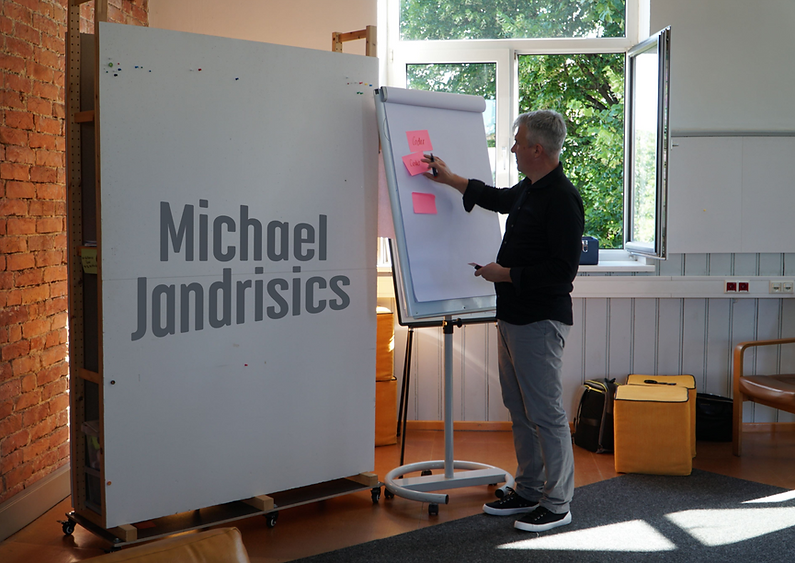 Michael Jandrisics am Flipchart 2025_edi