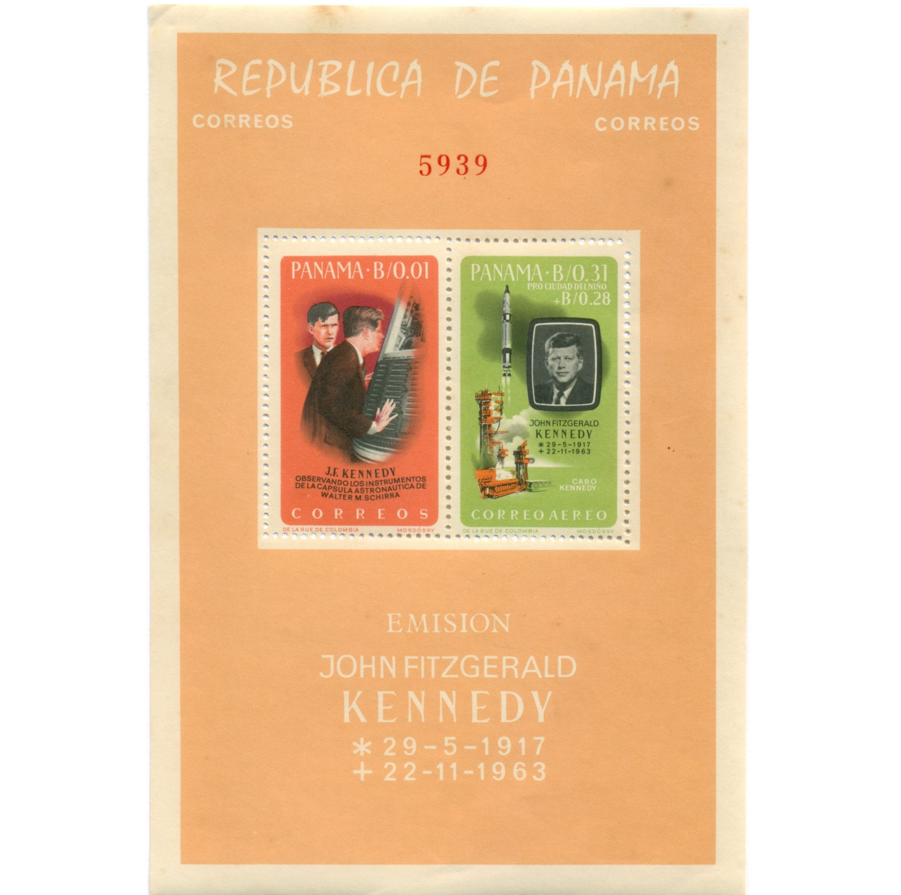Hoja Souvenir perforada con 2 sellos del expresidente Kennedy (Scott  461d)