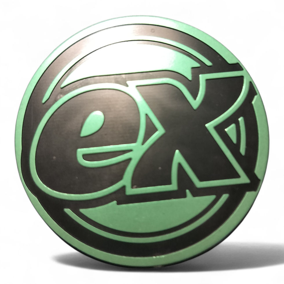 Ficha Metálica Pokémon – Logo “ex” (Verde y Negra)
